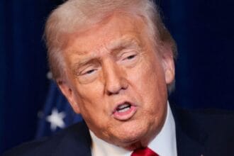 રાષ્ટ્રપતિ ટ્રમ્પે વેનેઝુએલાના તેલ ક્ષેત્રમાં $100 બિલિયનના ઐતિહાસિક રોકાણ માટે 'બિગ ઓઈલ' કંપનીઓ સાથે બેઠક યોજી. જાણો કેવી રીતે આ રોકાણ વૈશ્વિક તેલના ભાવ અને અમેરિકાના આર્થિક ભવિષ્યને બદલી શકે છે.